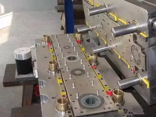 Cận cảnh các điểm tán được tạo ra trong khuôn dập để liên kết các lá thép stator