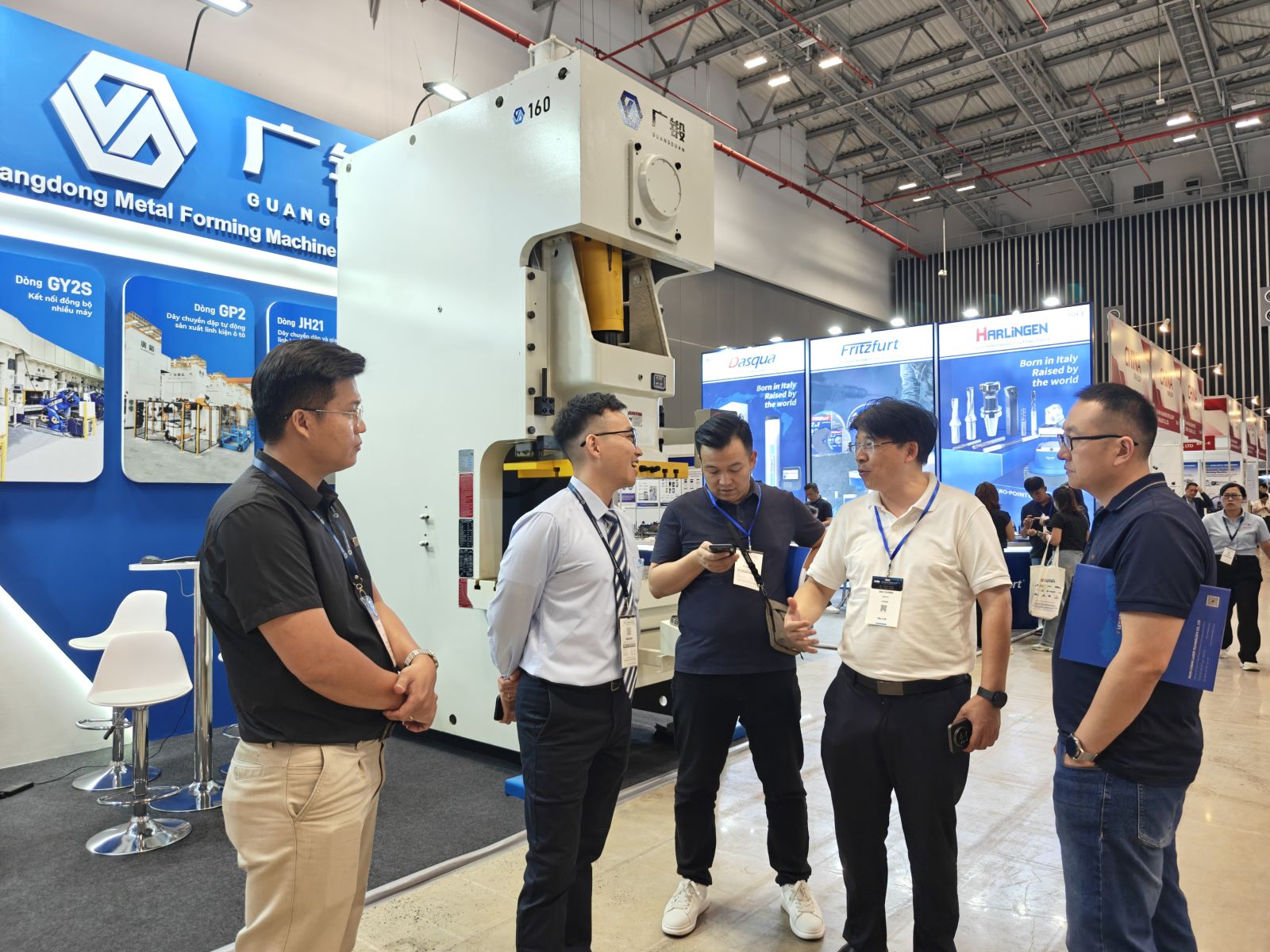 Kỹ sư Prestec tư vấn cho khách hàng về máy dập Guangduan