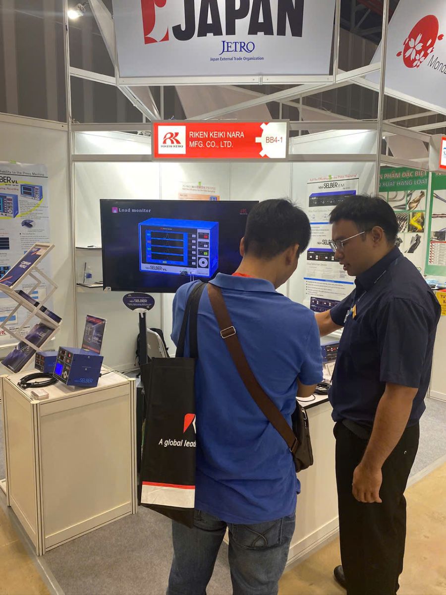 Chuyên gia Prestec và đại diện Riken Keiki Nara đang tư vấn