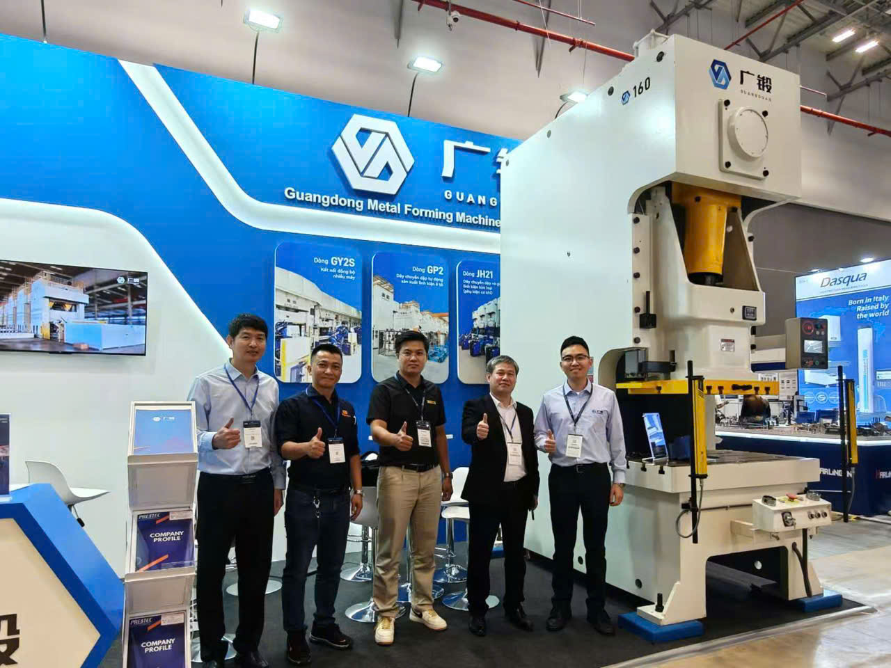 Khách tham quan tại gian hàng Guangduan và Prestec
